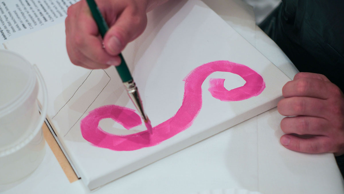 Auf dem ProCurand Führungsforum 2025 wird eine Leinwand pink bemalt