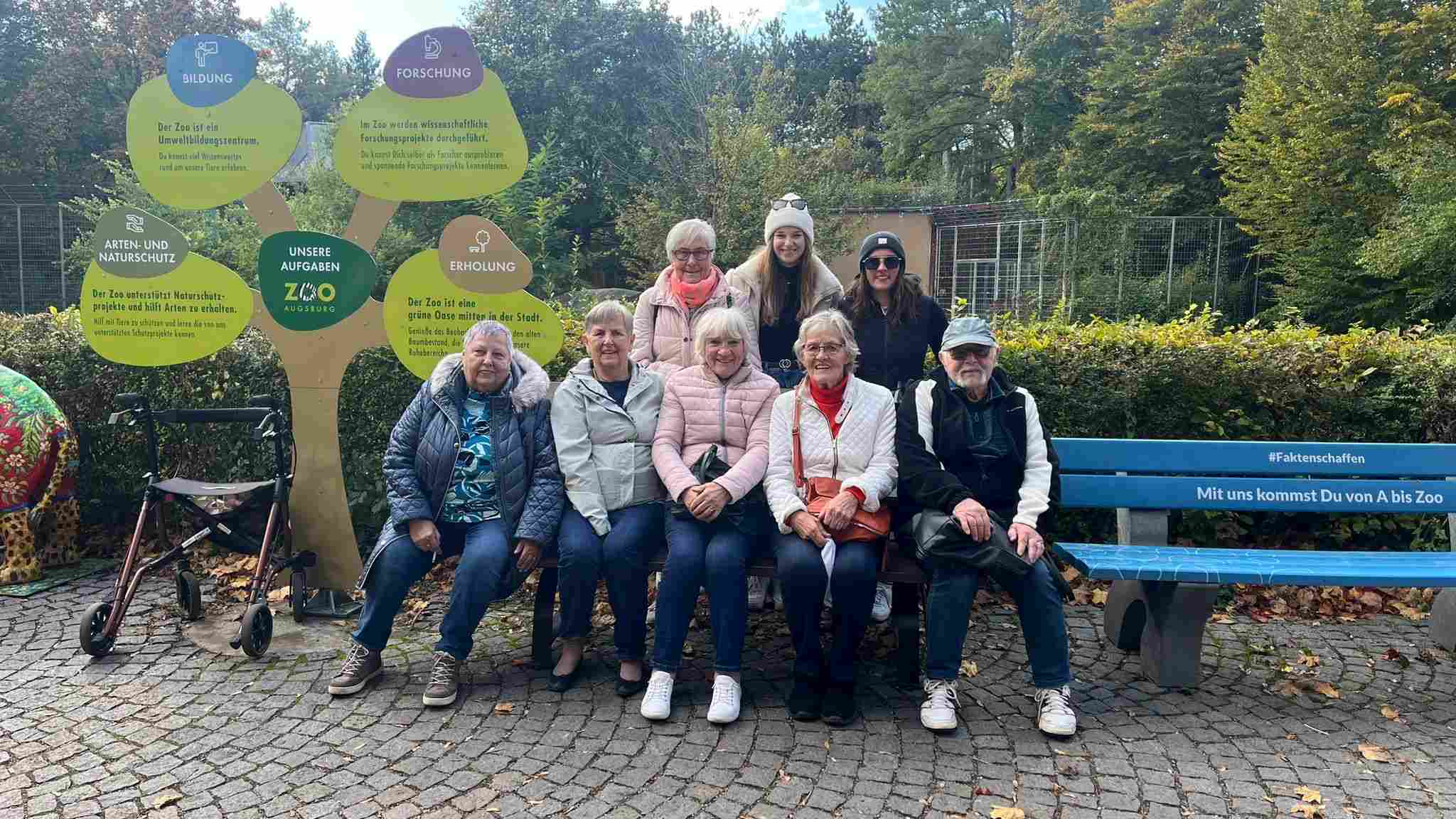 Zoobesuch Gruppenfoto -Seniorendomizil Adrian