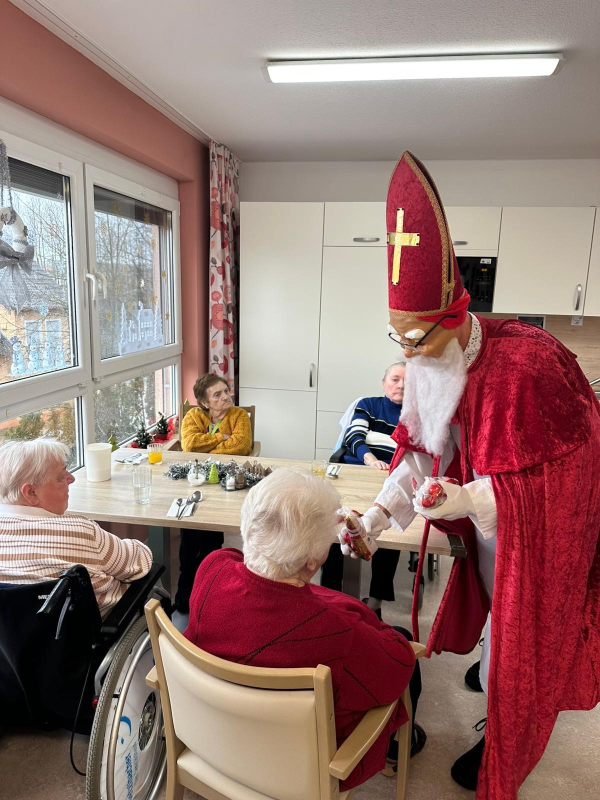 Der Nikolaus überraschte die Bewohner des Hauses Valentin in Nittenau mit Geschenken und einer besinnlichen Rede.