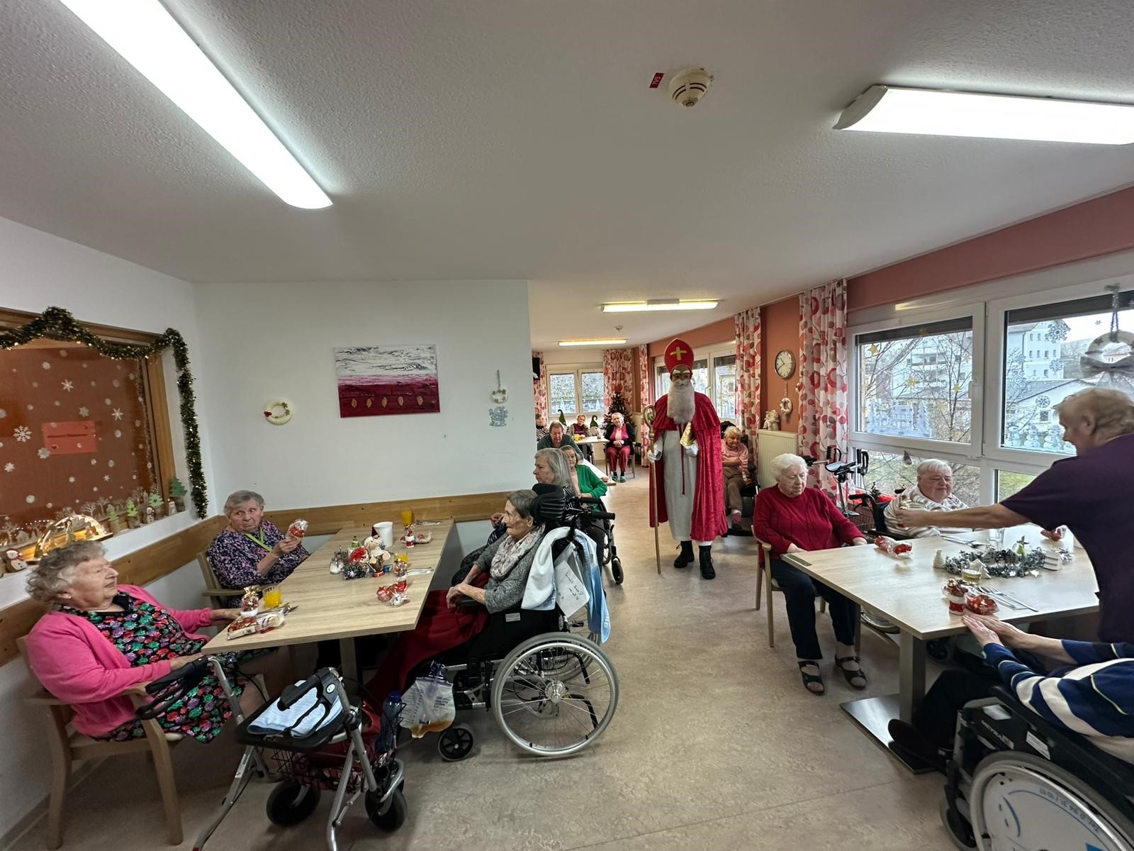 Der Nikolaus überraschte die Bewohner des Hauses Valentin in Nittenau mit Geschenken und einer besinnlichen Rede.