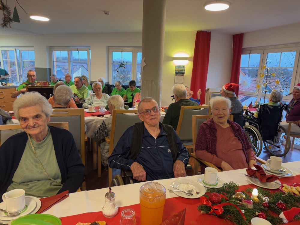 Herzliche Weihnachtsfeier im Seniorendomizil