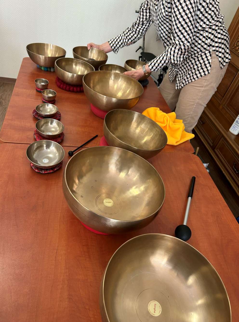 Entspannung mit Klangschalen und Aromatherapie in der Seniorenresidenz Herzogin Agnes