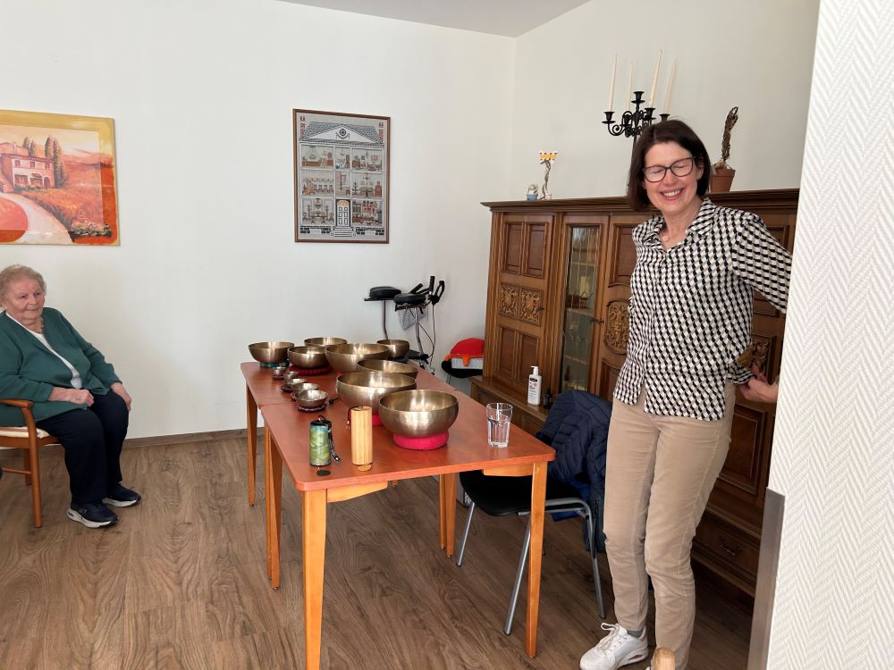 Entspannung mit Klangschalen und Aromatherapie in der Seniorenresidenz Herzogin Agnes