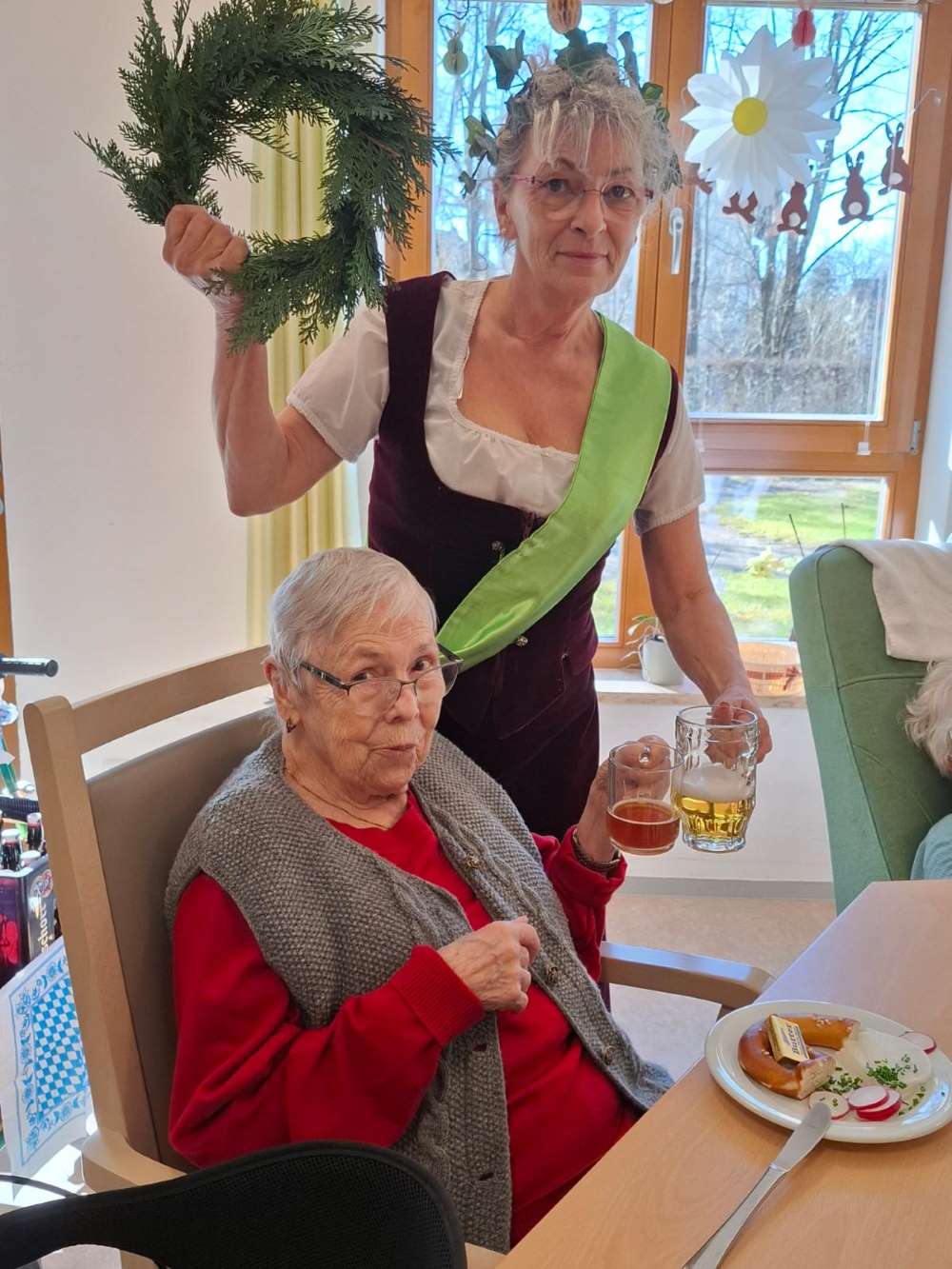 Traditioneller Starkbieranstich im Haus Raphael mit Bavaria und Pater Barnabas