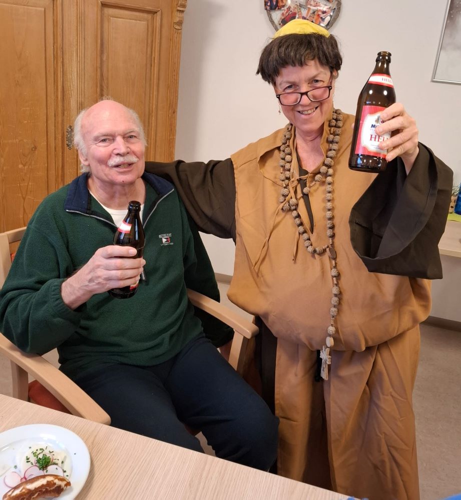 Traditioneller Starkbieranstich im Haus Raphael mit Bavaria und Pater Barnabas