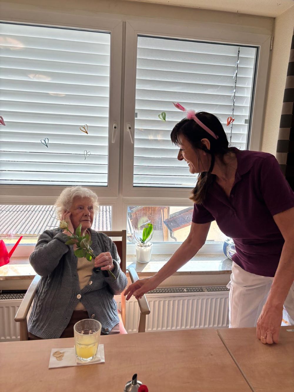 Weltfrauentag im Haus Josef – Blumen und Schokolade für die Bewohnerinnen