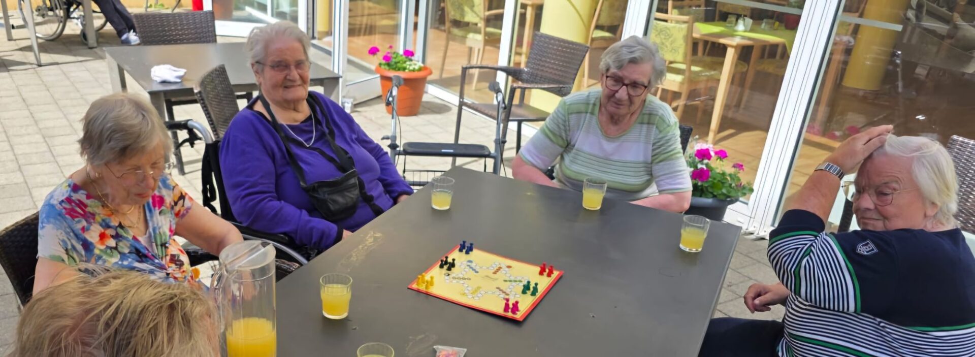 Sonnige Aktivierungsangebote im Garten des Haus Lukas
