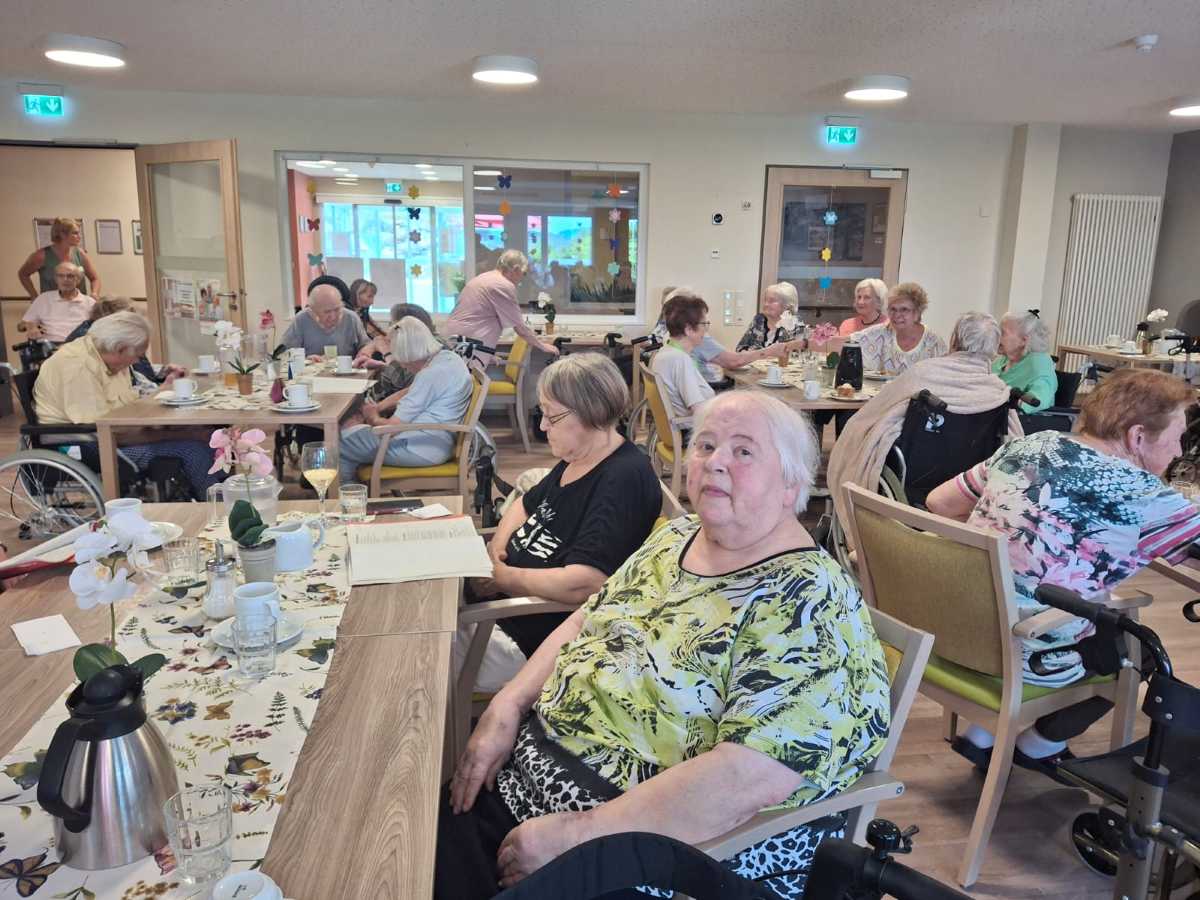 Kaffeenachmittag mit Musik, Mode und guter Laune