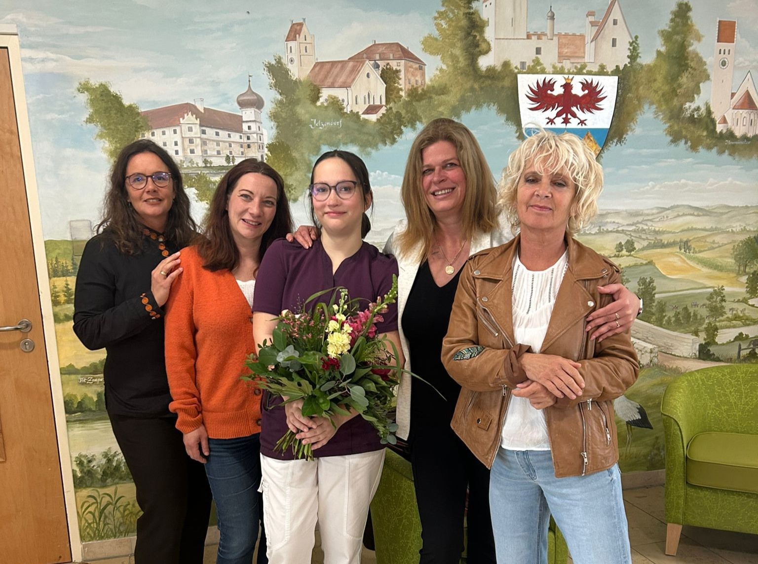 Chiara Wurm und Katharina Barykin bestehen ihre Prüfung zur Pflegefachhelferin