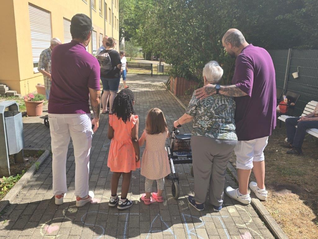 Kinderlachen im Garten: Besuch vom Kindergarten im Haus Lukas