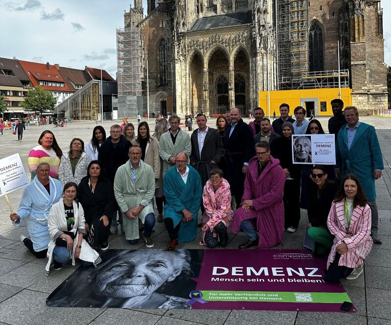 Im Bademantel durch die Innenstadt: Ein starkes Zeichen für Menschen mit Demenz