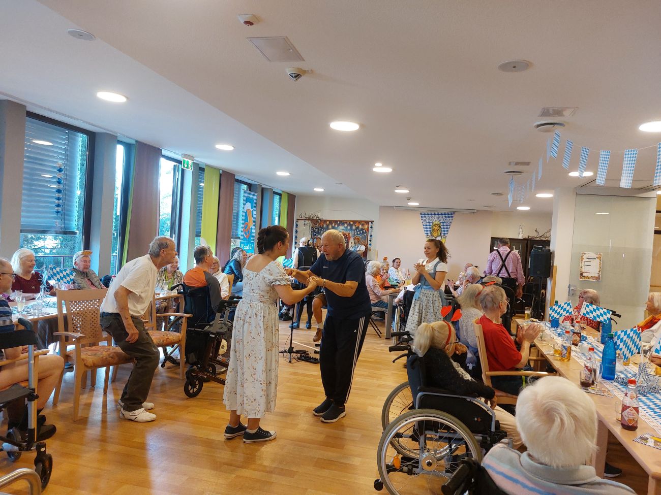 Oktoberfest im Seniorendomizil Haus Michael mit Musik und Tanz