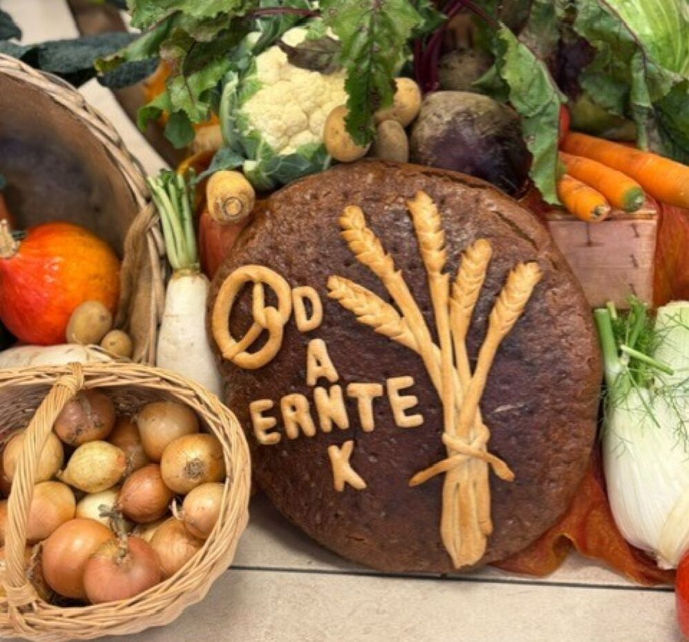 Gemeinsam den Erntedanktisch gestalten