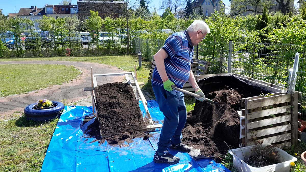 Residents of the Bölschestraße retirement home shovel sand for the new raised beds