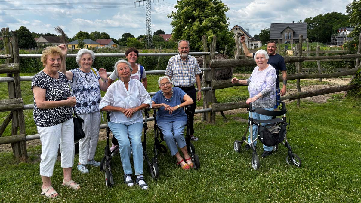 Bewohner*innen der B&ouml;lschestrasse machten einen Ausflug zu einer Strau&szlig;enfarm