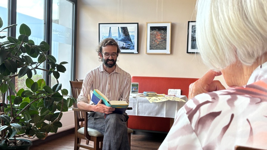Eigentümer des Bücherkoffers und Seniorin in der Seniorenresidenz Bölschestraße