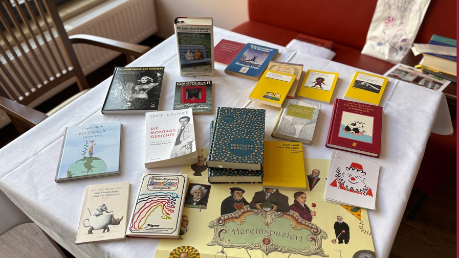 eine Vielzahl an Büchern aus dem Bücherkoffer im Gemeinschaftsraum der Seniorenresidenz Bölschestraße