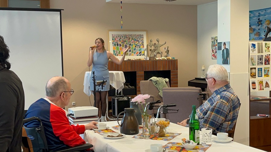 Singing performance by "die Kleene aus Berlin" at the DDR party in the Bölschestraße retirement home