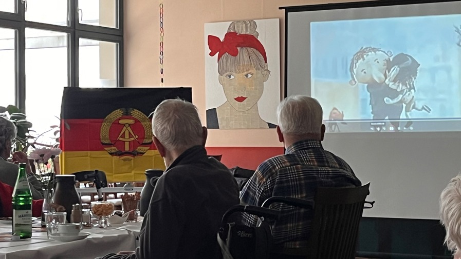 Senior citizens at the DDR quiz in the Bölschestraße senior citizens' residence