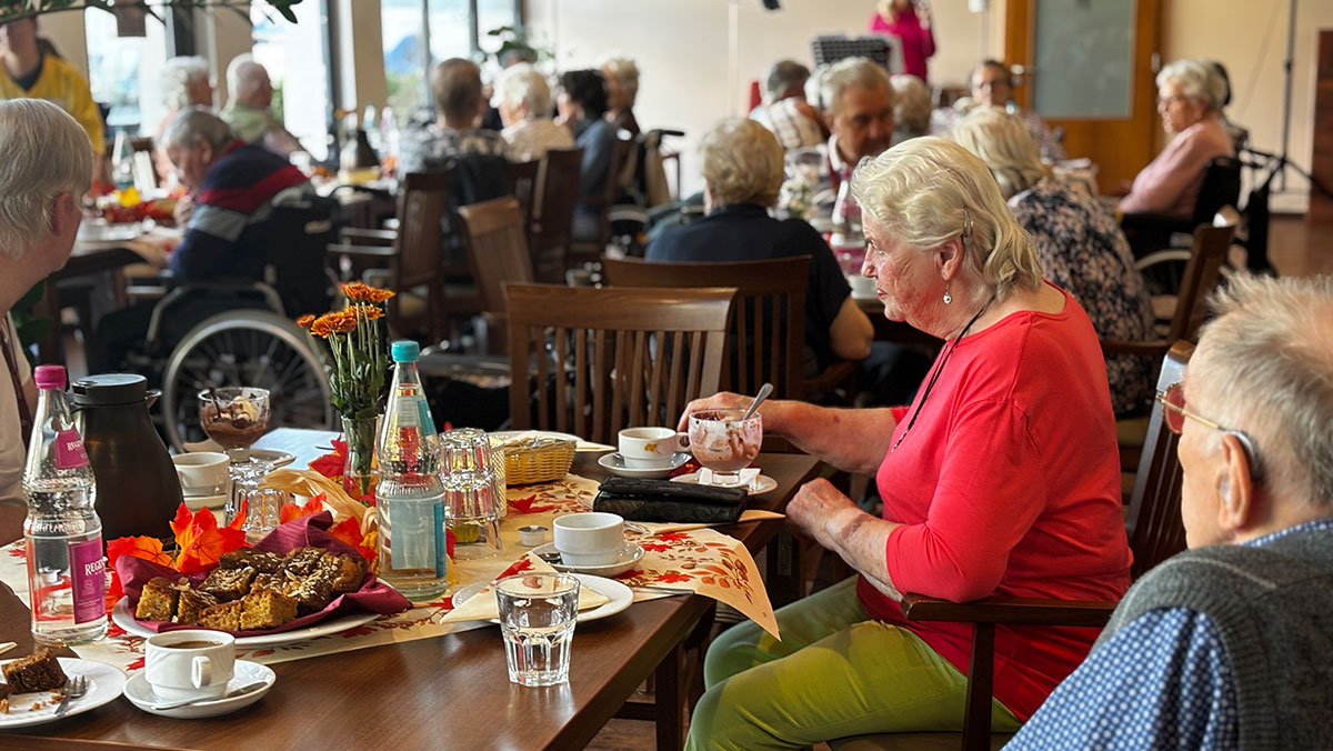 Nahaufnahme eines gedeckten Tisches passend zum Herbstfest in der Seniorenresidenz Bölschestraße