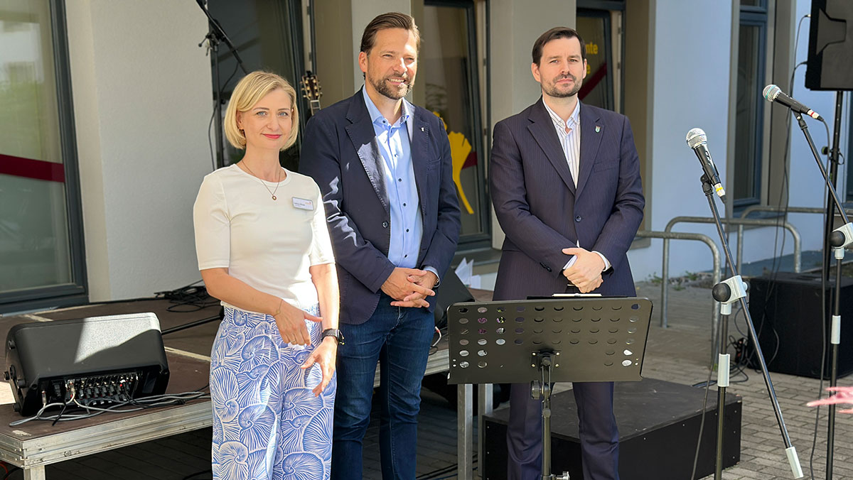 Einrichtungsleitung, Abgeordneter und Bezirksstadtrat halten eine Rede auf dem Jahresfest der Seniorenresidenz Bölschestraße