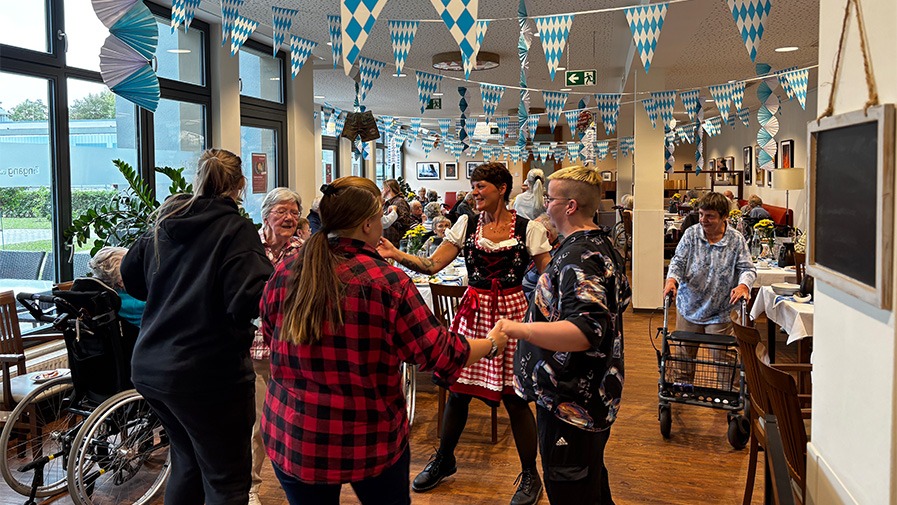 Senior*innen tanzen beim Oktoberfest in der Seniorenresidenz Bölschestraße