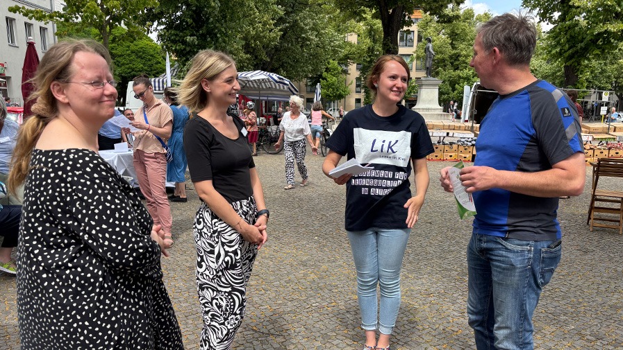 Einrichtungsleitung, Mitarbeiterinnen im Sozialdienst und Soziale der Seniorenresidenz Bölschestraße Betreuung im Gespräch