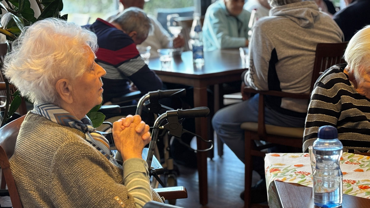 Residents are sitting in the Vier Jahreszeiten restaurant, attentively watching the concert. The calm, concentrated atmosphere shows how deeply the music touches and invites contemplation.