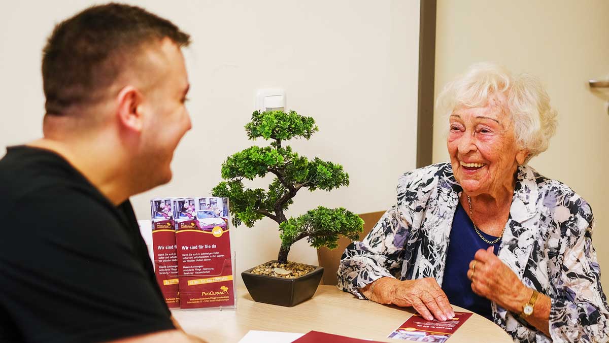 Consultation situation between the care service management and a senior citizen in the Bölschestraße outpatient care centre