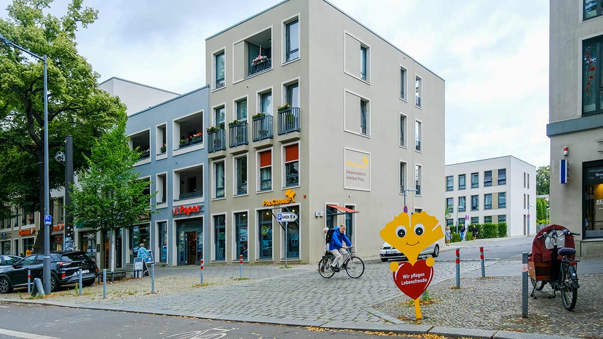 Exterior view of ProCurand Home Care Bölschestraße with Gingko