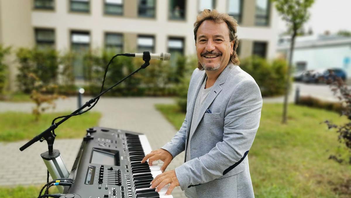 Tanztee mit Kiril Janev in der Seniorenresidenz Bölschestraße am 28.10.2026, 15 - 17 Uhr Musiker Kiril Janev spielt beim Tanztee in der Seniorenresidenz Bölschestraße in Berlin-Friedrichshagen am 28.10.2026 von 15 bis 17 Uhr