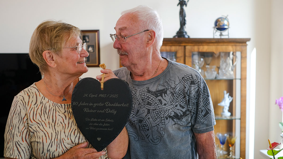 Portrait eines seit 60 Jahren verheiratetes Ehepaar mit Herz in eigener Wohnung im Service-Wohnen der Seniorenresidenz Bölschestraße