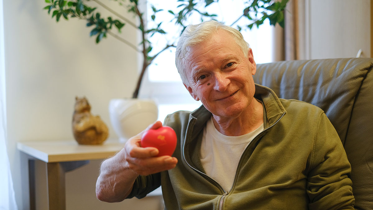 Portrait eines Seniors mit ProCurand-Herz in der Stationären Pflege der Seniorenresidenz Bölschestraße