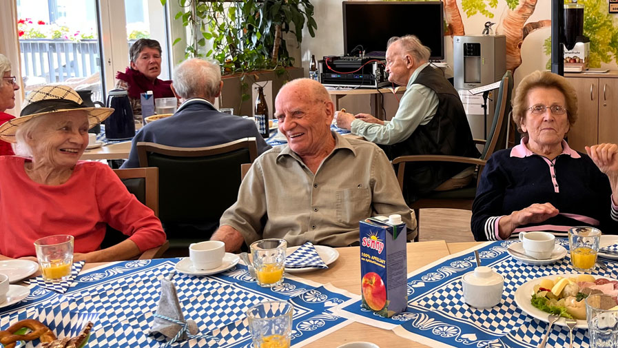 There is a lot of laughter and feasting at the table - the residents of the ProCurand Bölschestraße senior citizens' residence enjoy the Oktoberfest to the full!
