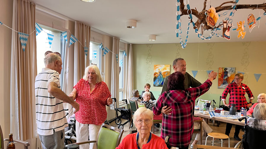 Dancing in a cheerful atmosphere: the residents of the ProCurand Bölschestraße senior citizens' residence celebrate a proper Oktoberfest and enjoy the music of Remmi von Demmi!