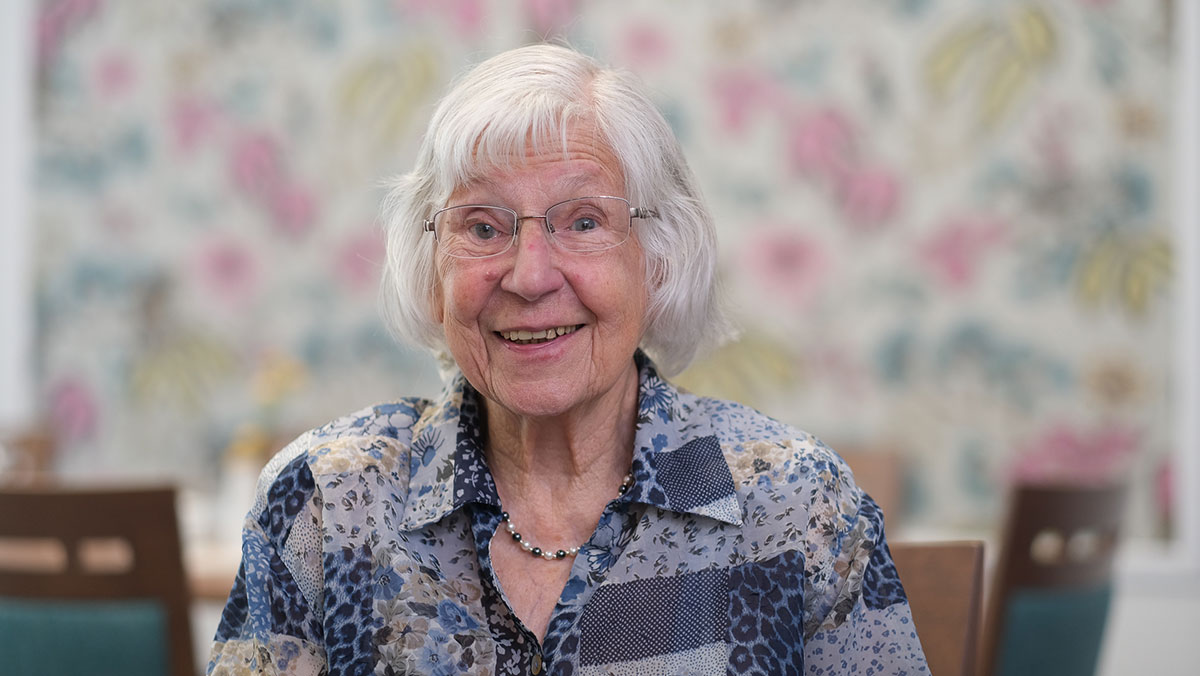 Portrait of a senior citizen in her flat in the Residenz Am Hallorenring service apartment