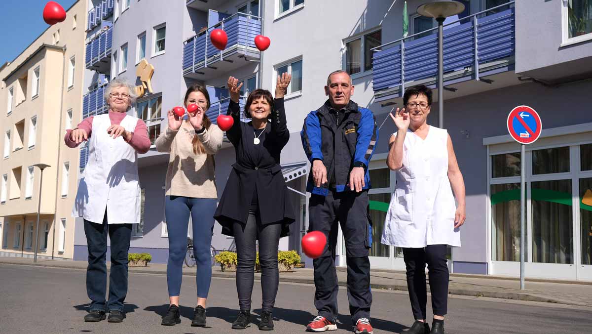 Team der Seniorenresidenz Cottbus wirft vor der Einrichtung ProCurand-Herzen