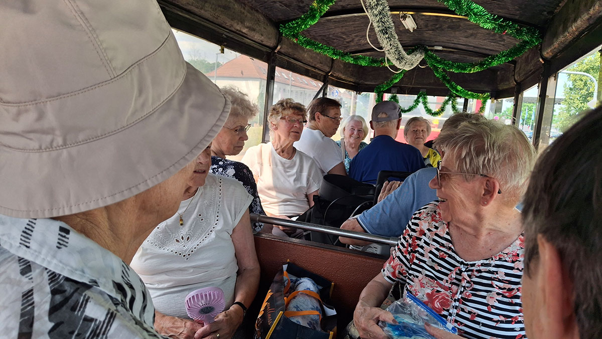 Fröhliche Unterhaltungen der Senior*innen der Seniorenresidenz Cottbus im Karpfenbummler