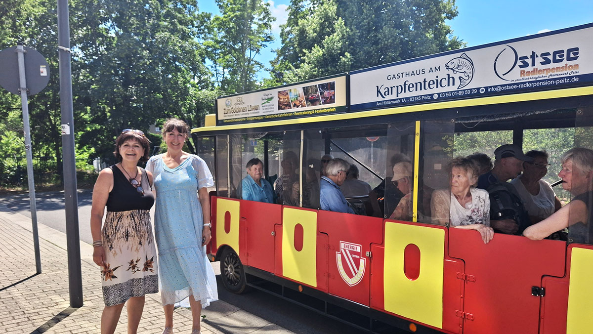 Einrichtungsleitung der Seniorenresidenz Cottbus und Kollegin aus der Verwaltung vor dem Karpfenbummler (Bahn)