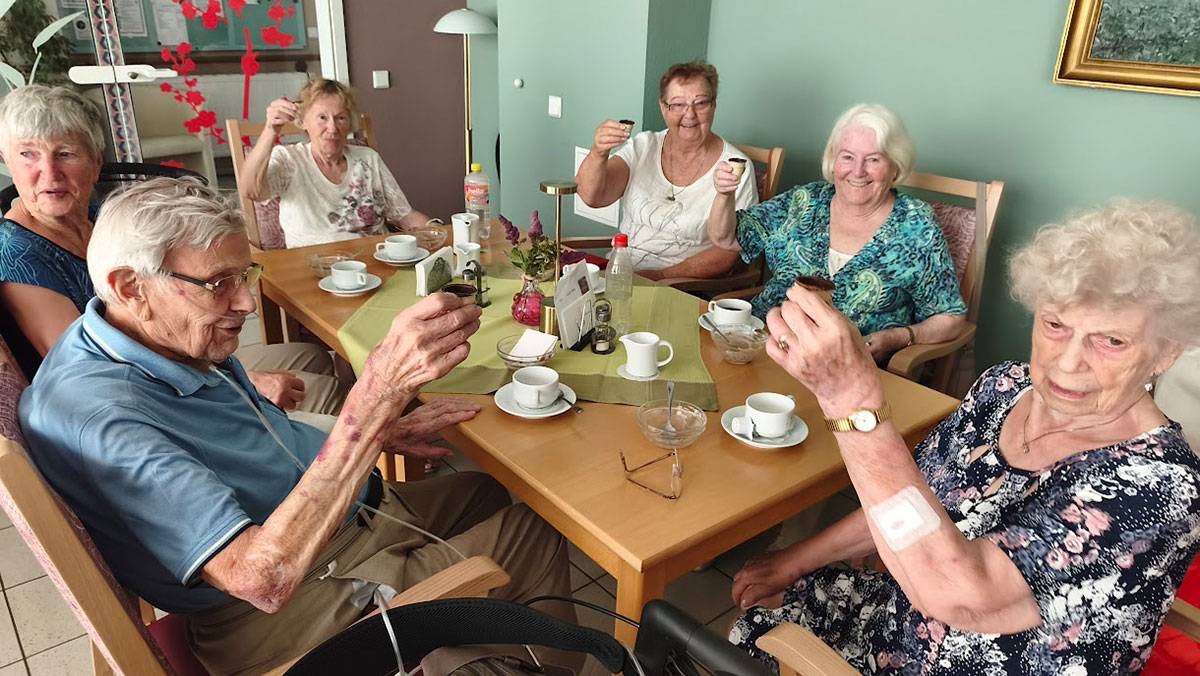 Senior*innen mit Eis und Kaffee in der Seniorenresidenz Cottbus