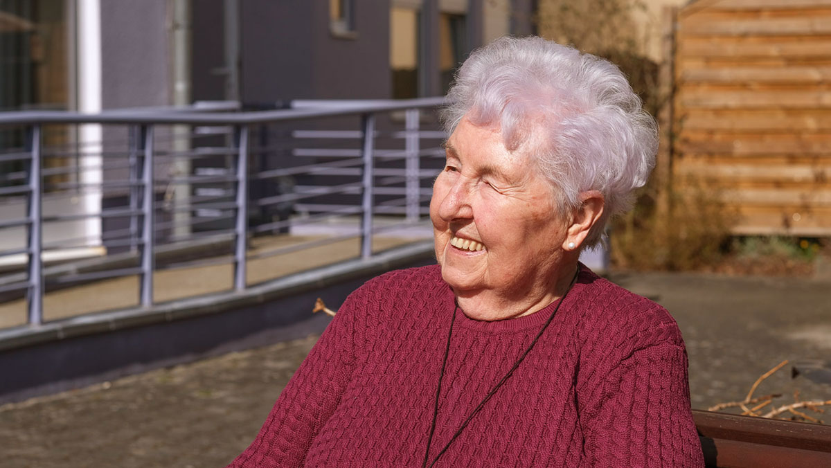 Portrait einer Seniorin auf der Terrasse im Service-Wohnen der Seniorenresidenz Cottbus