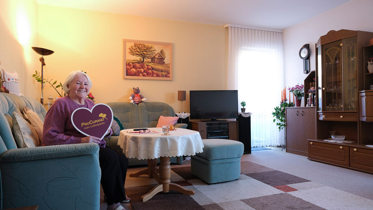Seniorin mit ProCurand-Herz in ihrer Wohnung im Service-Wohnen der Seniorenresidenz Cottbus