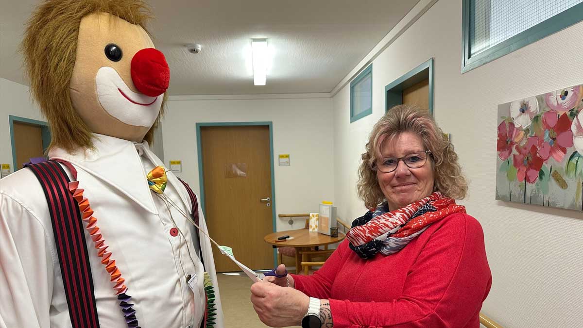 Monika Loders schneidet die Krawatte eines Clowns ab