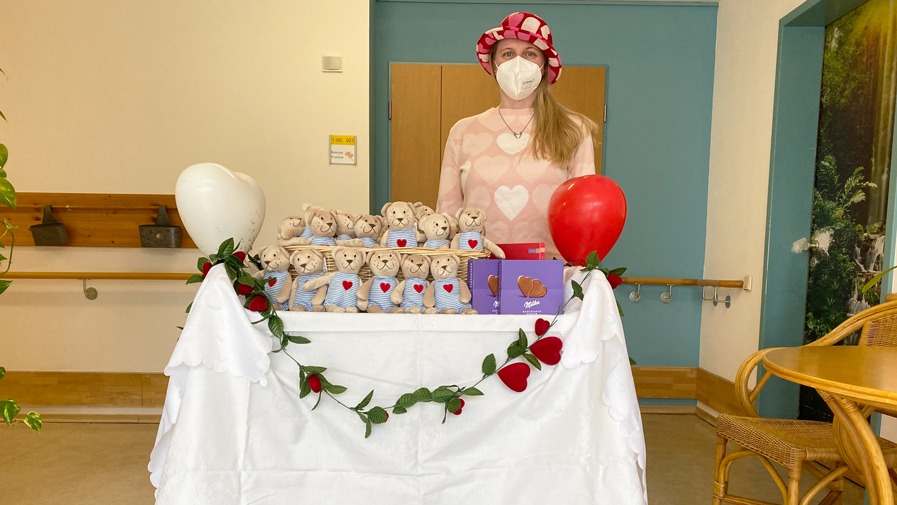 Leitung Soziale Betreuung mit Teddybären im Pflegestift Pfarrer Lukas