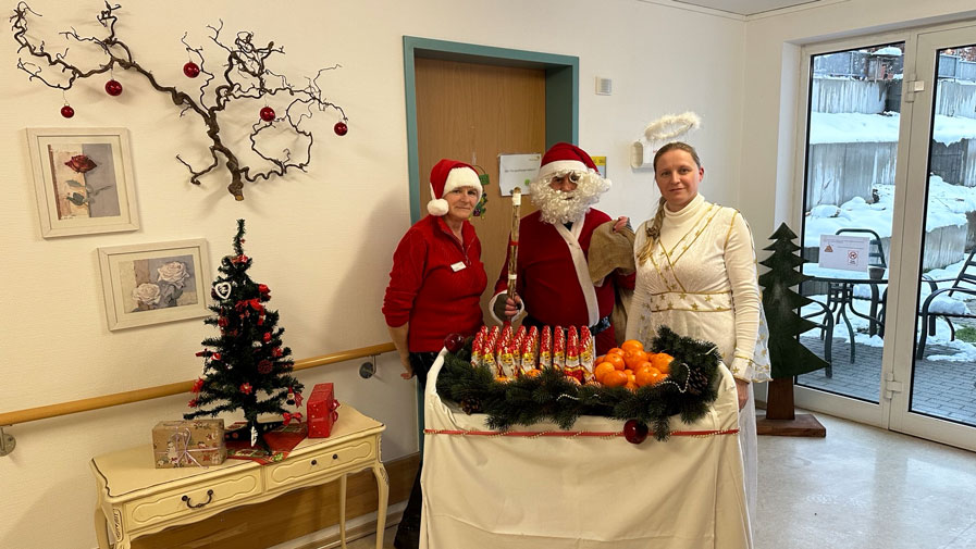 Cham-Christmas-group-1.jpg