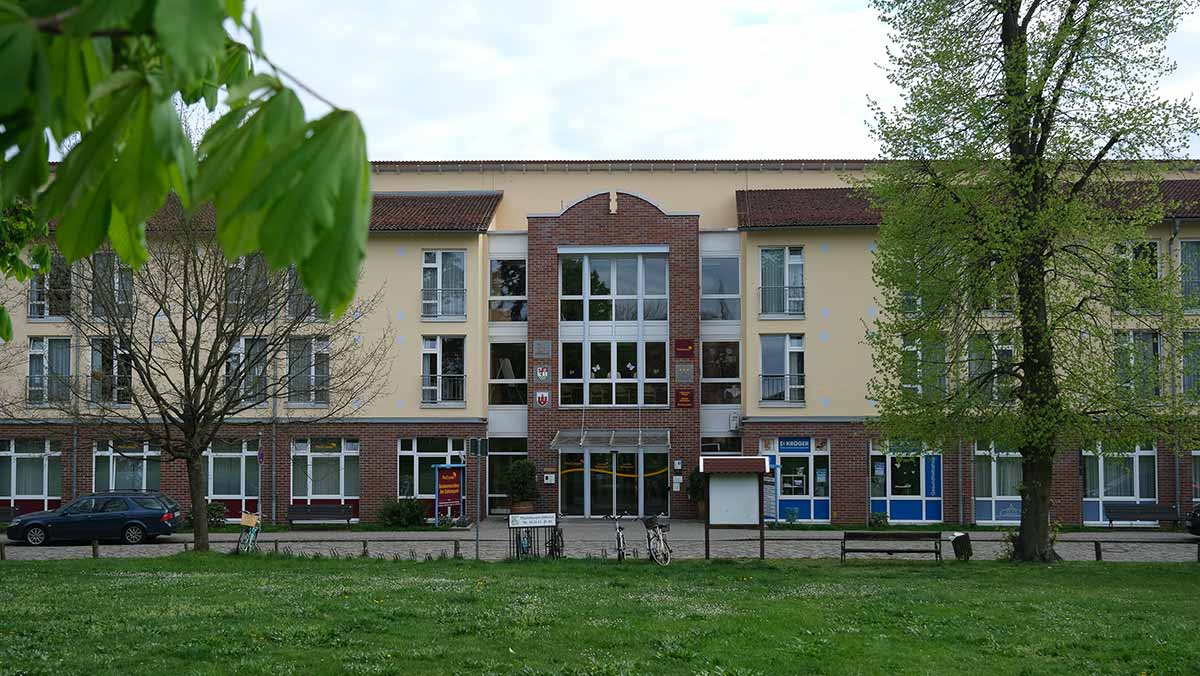 Außenansicht Eingang ProCurand Stationäre Pflege der Seniorenresidenz Am Schlosspark