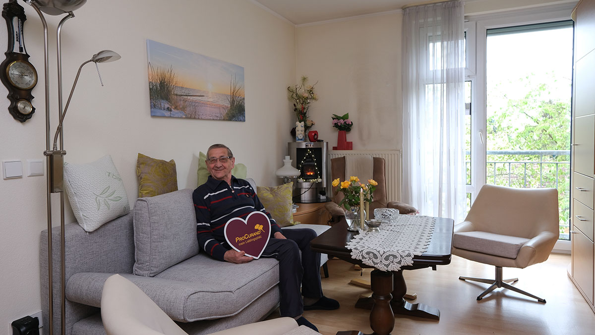 Ein Senior mit ProCurand-Herz in seiner Wohnung im Servie-Wohnen der Seniorenresidenz Am Schlosspark