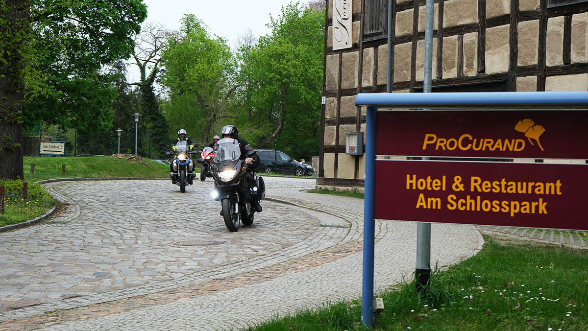 Motorradtreff vor dem Hotel und Restaurant Am Schlosspark der Seniorenresidenz Am Schlosspark