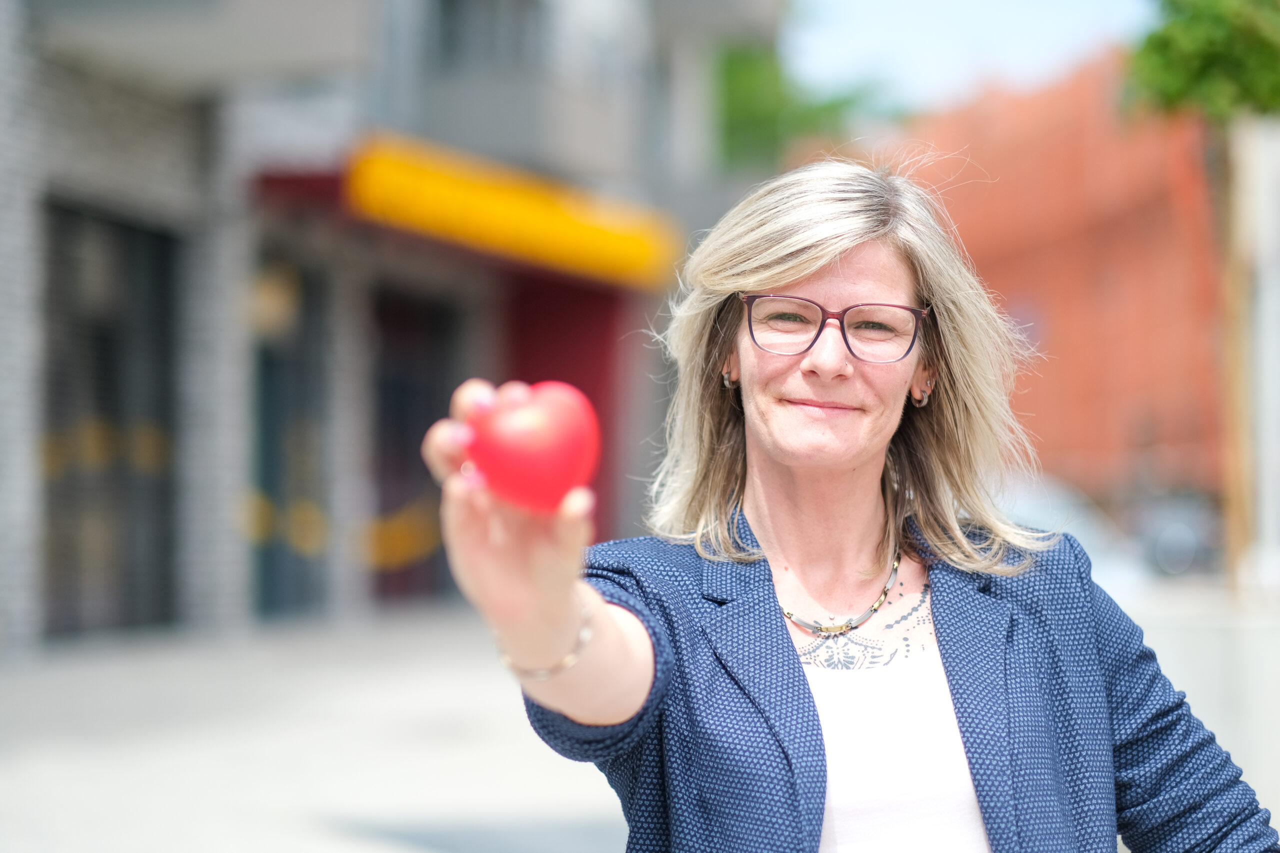 Mandy Baumann, Pflegedienstleitung der Ambulanten Pflege Halle, mit ProCurand-Herz