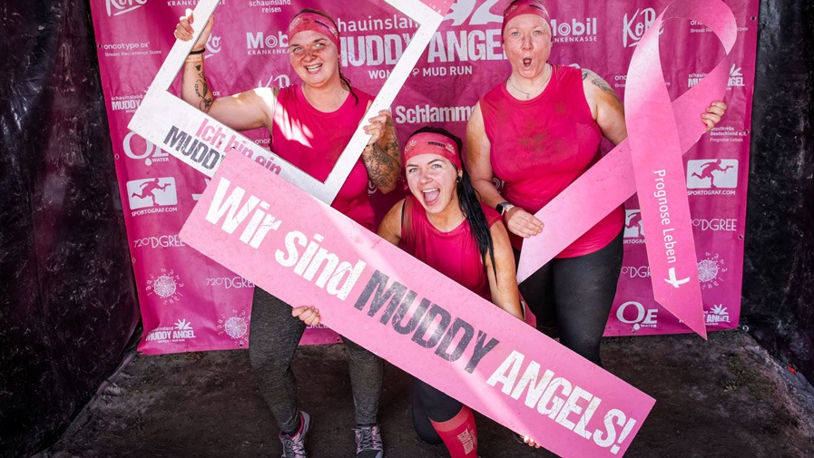 Pflegfachkräfte der Seniorenresidenz Am Schlosspark mit Schild "Wir sind die Muddy Angels"